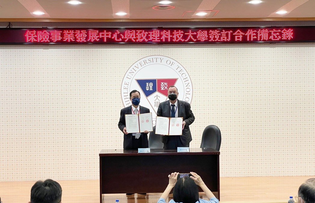 致理校長陳珠龍（右）與保發中心董事長桂先農（左）簽署合作意向書。